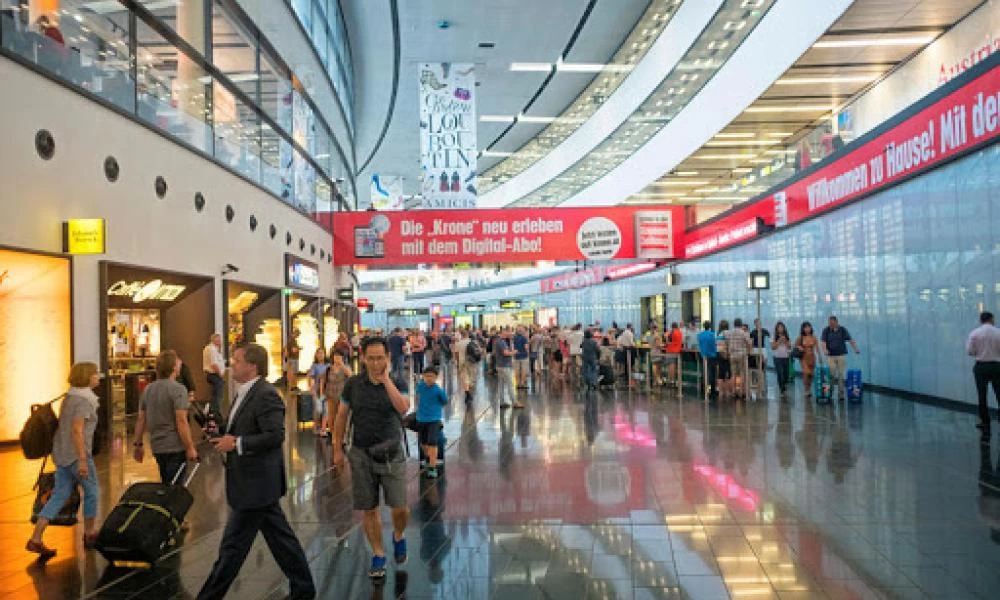 Αυστρία: Γέμισε κόσμο το αεροδρόμιο της Βιέννης - Τέλος τα μέτρα